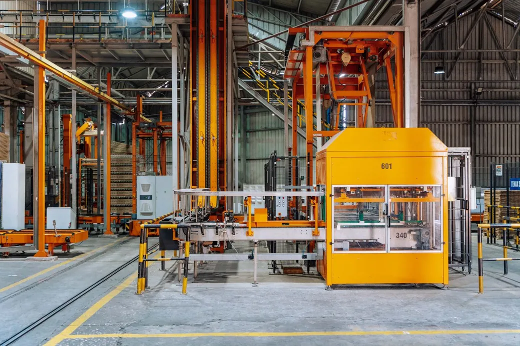 Chão de fábrica com máquina de produção
